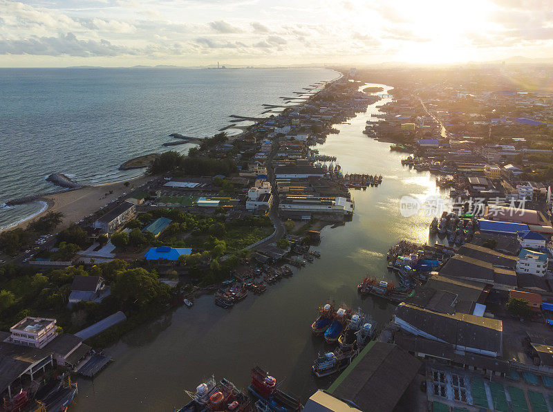 泰国罗勇，Seang Chan海滩的海港村，晚上的空中景观